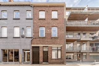 Bent u op zoek naar een <strong>woning met veel ruimte</strong> die u volledig <strong>naar eigen smaak kan renoveren</strong>? Dan is deze eigendom zeker een bezoek waard.<br />Dankzij de <strong>plafondhoogte van circa 3,30</strong> <strong>meter</strong> en de <strong>grote ruimtes</strong> geniet de woning van <strong>een bijzonder open gevoel</strong>.<br /><br /><strong>Mogelijkheid tot bouwen van carport of garage achteraan het perceel die uitgeeft op de Sint-Amandstraat.</strong><br /><br /><strong>Het gelijkvloers</strong> omvat een inkomhal, voorkamer, woonkamer, keuken, berging en badkamer. De grote poortdoorgang met aansluitende opslagruimte kan bovendien ingericht worden als algemene inkom.<br /><strong>Op de eerste en tweede verdieping</strong> bevinden zich telkens een nachthal en drie ruime kamers. Daarboven is nog een <strong>ruime zolder </strong>aanwezig.<br /><br />De woning maakt deel uit van <strong>een voormalig kloostercomplex</strong> en dient <strong>volledig gerenoveerd te worden</strong>. Dankzij de <strong>uitzonderlijke volumes</strong>, <strong>zes ruime kamers</strong> en de <strong>vele mogelijkheden</strong> vormt dit een<strong> interessante opportuniteit</strong> voor wie op zoek is naar <strong>een renovatieproject</strong> met potentieel.<br /><br />Naast een renovatie als ééngezinswoning biedt het pand <strong>ook mogelijkheden als tweewoonst</strong>, met een afzonderlijke woongelegenheid <strong>op het gelijkvloers en wonen op de bovenliggende verdiepingen</strong>. Ook <strong>een verdere opsplitsing in afzonderlijke woonentiteiten behoort tot de mogelijkheden</strong>, steeds onder voorbehoud van de nodige vergunningen.<br /><br />Contacteer Julie via julie@immo-casa.be of 0493/19 85 97 voor meer informatie of een bezoek ter plaatse.