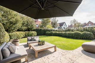 Uiterst aangename woning met een luxueuze afwerking gelegen te Valkenerf, nabij Duinenwater. 

Indeling:
Inkomhal met vestiaire en gastentoilet, ruime woonkamer (met gashaard) aansluitend op de mooi aangelegde tuin, eetkamer en volledig geëquipeerde open keuken. 
Op de eerste verdieping bevindt zich de master bedroom met een eensuite badkamer en een dressing. Tweede slaapkamer met een dressing en een douchekamer. Derde slaapkamer (momenteel in gebruik als bureau/TV-ruimte. Apart toilet in de hal. 
Op de tweede verdieping bevindt zich de vierde slaapkamer met een eigen douchekamer. Technische ruimte en wasplaats. 
Inpandige garage en een staanplaats aan de woning. 

Zeer hoogwaardige afwerking in de volledige woning en voor zien van alle comfort. 

