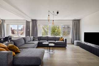 <p><span>Ontdek dit instapklare en uitzonderlijk ruime duplexappartement van maar liefst </span><strong><span>136 m²</span></strong><span>, gelegen in een rustige en aangename woonomgeving in Oostende. Dankzij de recente renovatie, de hoogwaardige afwerking en de energiezuinige voorzieningen geniet u hier van optimaal wooncomfort.</span></p>
<p>De lichtrijke leefruimte sluit naadloos aan op de moderne open keuken, die uitgeeft op een zonnig terras. Het appartement beschikt over twee volwaardige slaapkamers, waarvan één met toegang tot een tweede privéterras. De luxueuze badkamer is uitgerust met een ruime inloopdouche, een stijlvolle lavabo en een tweede toilet. Daarnaast is er een afzonderlijk gastentoilet.</p>
<p>Met airconditioning, zonnepanelen, een EPC-label A en een uitstekende isolatie bent u verzekerd van een energiezuinige woning met lage verbruikskosten.</p>
<p>Dit appartement verkeert in uitstekende staat en is volledig instapklaar, ideaal voor wie zonder zorgen wil verhuizen. Bovendien bestaat de mogelijkheid om een zeer ruime garage van 19 m² of 23 m² afzonderlijk aan te kopen, een absolute meerwaarde in deze buurt. Het gebouw beschikt over een lift maar biedt geen rechtstreekse toegang tot het appartement.</p>
<p>Bent u op zoek naar een ruim, modern en energiezuinig appartement op een rustige locatie in Oostende? Contacteer de eigenaar rechstreeks via 0489/67.89.80 voor meer informatie of een bezoek.</p>