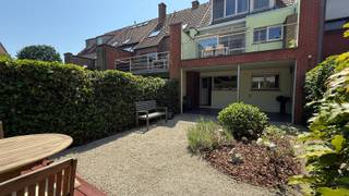 <p><span>Welkom bij deze aantrekkelijke woning in het groene Mortse, Hof Savelkoul. Dit moderne huis biedt 170 vierkante meter woonoppervlak optimaal verdeeld over drie slaapkamers en een praktische badkamer. <br />Het pand beschikt over een grote garage met oprit waar makkelijk een wagen en fietsen/motor kan geplaatst worden.</span></p><p><span>Ingemaakte kasten in de inkomhal, alsook een eerste toilet. Verder heeft de gelijkvloers een aparte wasberging en doorgang naar de aangelegde tuin.</span></p><p><span>Woonkamer op de 1e verdieping in open lay out met gezellige zonnige veranda en groot terras.</span></p><p><span>Keuken voorzien van alle comfort en veel licht.</span></p><p><span>Het interieur is functioneel ingedeeld met drie slaapkamers, op de tweede verdieping. De badkamer is voorzien van moderne sanitair en praktische inrichting met toilet, douche en dubbele lavabo.</span></p><p><span>Verder is er ook nog een zolder aanwezig.</span></p><p><span>De ligging in een residentiële buurt van Mortsel biedt rust en nabijheid tot voorzieningen.</span></p><p><span>Dit huis is perfect voor gezinnen die zoeken naar een comfortabele woon- en leefomgeving met voldoende ruimte en moderne voorzieningen.</span></p><p><span>Troeven: <br />- Zonnepanelen<br />- EPC B<br />- Elektriciteit conform<br />- Gegeerde locatie</span></p><p><span>Benieuwd? Maak snel uw afspraak op www.immodelaet.be of op 036440088</span></p>