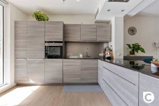 <p><span>Uniek gelijkvloers 2-slaapkamerappartement (103 m²) met ruim zuidterras in de groene Veldekens!</span></p><p><span>Bent u op zoek naar een instapklaar, vlot toegankelijk en modern gelijkvloers appartement met een royale buitenruimte op een absolute droomlocatie? Dit prachtige 2-slaapkamerappartement van ca. 103 m² bevindt zich op het gelijkvloers van een kleinschalig en recent gebouw in de gegeerde Veldekenswijk een verborgen, rustig stukje groen in Berchem. Met een uitstekende Mobiscore van 9,5/10 woont u hier heerlijk rustig aan een recent heraangelegd woonerf. Binnen een straal van enkele honderden meters vindt u crèches, basisscholen, parken met speeltuintjes, sportcentrum Het Rooi en nabijgelegen zorgvoorzieningen.</span></p><p><span> </span></p><p><span>Dankzij de toplocatie staat u op slechts 10 minuten wandelen van station Berchem en de dichtstbijzijnde tramhalte. Ook de Antwerpse Ring en de belangrijkste uitvalswegen (richting Brussel, Mechelen en Gent) zijn in no-time bereikbaar ideaal voor forensen, zonder ooit gehinderd te worden door de verkeersdrukte!</span></p><p><span> </span></p><p><span>Inkomhal, toilet & praktische berging</span></p><p><span>U komt het appartement binnen via een verzorgde inkomhal voorzien van een handige vestiairekast. Vlak bij de inkom bevindt zich het aparte gastentoilet met handenwasser én een zeer ruime, praktische berging/wasplaats met alle nodige aansluitingen voor uw wasmachine en droogkast.</span></p><p><span> </span></p><p><span>Lichtrijke leefruimte & Moderne open keuken (ca. 41 m²)</span></p><p><span>Via de hal wandelt u de lichtrijke leefruimte binnen. Dankzij de grote raampartijen aan beide kanten geniet de kamer van een prachtige, natuurlijke lichtinval. Het kloppend hart van de woning is de strakke, moderne open keuken uitgerust met een stijlvol kookschiereiland/bar, een kwalitatief werkblad en hoogwaardige Siemens inbouwtoestellen (inclusief inductiekookplaat). Een heerlijke plek om te koken en te ontvangen!</span></p><p><span> </span></p><p><span>Slaapkamers & Badkamer</span></p><p><span>Via de nachthal bereikt u de twee volwaardige slaapkamers. De master bedroom biedt ruim voldoende plek voor een groot bed en kastenwand, terwijl de tweede slaapkamer zich perfect leent als logeerkamer, kinderkamer of thuiswerkbureau/dressing. De verzorgde badkamer is compleet uitgerust met zowel een comfortabel ligbad als een ontspannende regendouche en een modern wasmeubel.</span></p><p><span> </span></p><p><span>Riant, deels overdekt zuidterras (ca. 36 m²)</span></p><p><span>Vanuit de leefruimte stapt u direct op de absolute parel van dit appartement: het zeer ruime, deels overdekte zuidterras van ca. 36 m². Hier geniet u van 's morgens tot 's avonds in alle privacy van de zon en het rustgevende zicht op de gedeelde groene binnentuin.</span></p><p><span> </span></p><p><span>Parkeren, kelder & fietsenstalling</span></p><p><span>Bij het appartement hoort een private kelderberging. Daarnaast beschikt het gebouw over een handige, afgesloten gemeenschappelijke fietsenstalling. Een ondergrondse autostaanplaats is mee aan te kopen voor 25.000 euro.</span></p><p><span> </span></p><p><span>De highlights op een rij:</span></p><p><span>- Toplocatie: Gelegen in de rustige, groene Veldekenswijk te Berchem aan een heraangelegd woonerf (Mobiscore 9,4/10).</span></p><p><span>- Ruim & Lichtrijk: Ca. 103 m² bewoonbare oppervlakte met grote raampartijen aan beide kanten.</span></p><p><span>- Moderne afwerking: Open leefruimte (ca. 41 m²) met stijlvol kookschiereiland en Siemens-toestellen.</span></p><p><span>- Groot zuidterras (ca. 36 m²): Deels overdekt buitenleven met vrij zicht op de gedeelde binnentuin.</span></p><p><span>- Comfort: 2 slaapkamers, compleet uitgeruste badkamer (bad + regendouche) en aparte wasberging.</span></p><p><span>- Praktisch: Private kelderberging, gedeelde fietsenstalling en optionele ondergrondse autostaanplaats (25.000 euro).</span></p><p><span> </span></p><p><span>Kortom: een zeldzame kans op ruim, zorgeloos en groen wonen op het gelijkvloers in Berchem! Plan snel uw bezoek ter plaatse.</span></p>
