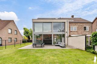 <p><strong>Instapklare energiezuinige gezinswoning met 4 slaapkamers en zonnige tuin</strong></p>
<p><strong>BEKIJK ZEKER ONZE (VIRTUELE) GRONDPLANNEN EN ATTESTEN VOOR DE INDELING EN EXTRA INFORMATIE.</strong></p>
<p><strong>ALGEMENE KENMERKEN:</strong></p>
<ul>
<li>Ruime, Halfopen woning in een rustige straat te Ramsdonk (Kapelle-op-den-Bos)</li>
<li>Goed onderhouden gezinswoning met een bewoonbare oppervlakte van 264 m².</li>
<li>Omheinde tuin welke is aangelegd met een ruim terras.</li>
<li>Gelegen nabij winkels, scholen, A12 met een vlotte verbinding naar Mechelen, Antwerpen en Brussel</li>
<li>Ruime oprit voor 1 wagen met laadvoorziening elektrische voertuigen</li>
</ul>
<p><strong>TECHNISCHE KENMERKEN:</strong></p>
<ul>
<li>Gunstige/uitstekende EPC-score: 106 kWh/(m²/jaar) – Label B</li>
<li>Elektrische installatie conform AREI</li>
<li>Asbestveilig</li>
<li>Aluminium ramen met hoog rendement dubbelglas</li>
<li>Verwarming op aardgas – combinatie van vloerverwarming en radiatoren</li>
<li>Ventilatiesysteem type D</li>
<li>Regenwaterput</li>
<li>Leidingen 2<sup>de</sup> badkamer liggen klaar</li>
<li>Kruipruimte onder de volledige woning</li>
<li>Mogelijkheid tot plaatsing carport</li>
<li>Mogelijkheid tot plaatsing bijgebouw max 40²</li>
</ul>
<p><strong>INDELING:</strong></p>
<p><u>Gelijkvloers:</u></p>
<ul>
<li>Ruime inkomhal met apart gastentoilet en ingebouwde vestiaire</li>
<li>Ruime, gezellige en zeer lichtrijke leefruimte met toegang tot de tuin</li>
<li>Volledig ingerichte/centraal gelegen open keuken met aansluitende berging/wasplaats</li>
<li>Volledig geïnstalleerde keuken met inductie vuurplaat, dampkap, oven, combi-oven, koelkast</li>
<li>Ruime en lichtrijke eetkamer</li>
</ul>
<p><u>Eerste verdieping:</u></p>
<ul>
<li>Nachthal met vide</li>
<li>Master bedroom (20m²)</li>
<li>3 slaapkamers (momenteel ingericht als 1 slaapkamers, 1 dressing en 1 bureau)</li>
<li>Badkamer met douche, ligbad, toilet en brede lavabo</li>
</ul>
<p><u>Zolder:</u></p>
<ul>
<li>Mogelijkheid tot creëren van een extra badkamer</li>
<li>Slaapkamer (37 m²)</li>
<li>Technische ruimte</li>
</ul>
<p><u>Kelderverdieping:</u></p>
<ul>
<li>Kruipruimte</li>
</ul>