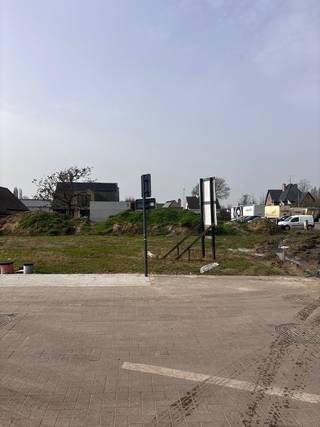 <strong>Bareelweg 24, Wielsbeke</strong><br />(GPS: Stationsstraat 179, Oostrozebeke)<br />Ter hoogte van de Grote Molstenstraat (achter nr. 26)<br /><br />In deze rustige en landelijke omgeving ontwikkelen we een nieuwe verkaveling met 24 bouwloten.<br />Gelegen binnen de driehoek Oostrozebeke – Wielsbeke – Waregem geniet je van winkels, scholen, ontspanning en werkgelegenheid op fietsafstand. Via de E17 en de verbindingswegen bereik je bovendien vlot Gent en Kortrijk.<br /><br /><strong>Wonen in alle rust</strong><br />De verkaveling werd doordacht ingericht met een mooie mix van kleinere en grotere percelen in een doodlopende straat, ideaal voor wie comfortabel en veilig wil wonen.<br /><br />Er zijn bouwgronden beschikbaar voor:<br />✔ Alleenstaande woningen<br />✔ Halfopen woningen<br />De perceeloppervlaktes variëren van 286 m² tot 679 m².<br /><br />Dit perceel heeft een oppervlakte van 452 m².<br /><br />Voor prijzen en meer info bel naar onze bouwadviseur Steven op het nummer 051 26 36 86 of stuur een mail steven@lapeirre.be<br /><br /><span>Opgelet: *Prijsindicatie betreft enkel de grondwaarde. Bouwvergunning dient nog aangevraagd te worden.</span><br /><br /> 