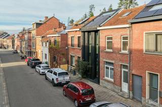 In de gezellige Broekstraat in Heverlee, centraal gelegen tussen het marktplein van Heverlee, de Abdij van het Park en Leuven-centrum, vind je deze volledig gestript woning met een reeds verkregen bouwvergunning. De locatie is een grote troef: een rustige woonwijk met een uitstekende bereikbaarheid naar Leuven, de E40 en het openbaar vervoer. Ook scholen, winkels en recreatie bevinden zich op wandel– en fietsafstand.<br /><br />De woning beschikt over een bewoonbare oppervlakte van 137 m² en biedt ruimte aan vier slaapkamers en één badkamer. Dankzij de grondige stripping vormt dit pand een ideaal renovatieproject waarbij je de woning volledig naar eigen smaak en volgens hedendaagse comfortnormen kan afwerken.<br /><br />Achteraan is er een tuin, bereikbaar via een gedeelde doorgang naast het huis, wat extra praktisch is voor fietsen, tuinmateriaal of een toekomstige uitbreiding.<br /><br />Kortom: een mooi gelegen woning met potentieel, perfect voor wie op zoek is naar een ruim en vergund renovatieproject op een toplocatie in Heverlee.