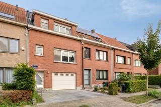 Op een boogscheut van het centrum van Merksem én Schoten, vinden we deze verassend ruime bel-etage woning terug met 5 slaapkamers, garage en ruime tuin. <br /><br />We betreden de woning via de ruime inkomhal op tegelvloer die ons toegang verleent tot de ruime open keuken, voorzien van een gasvuur met dampkap, ingebouwde oven en combi-oven en een vaatwasser. Verder is er een gezellige zit/ eethoek voorzien. De keuken geeft ook uit op de tuin met terras waar het heerlijk vertoeven is. <br /><br />Verder vinden we op het gelijkvloers nog de badkamer terug met douchecabine, toilet en lavabo alsook de garage zelf. <br /><br />Via de trap in de inkomhal betreden we de eerste verdieping op laminaat waar dat we de ruime leefruimte terugvinden, 2 slaapkamers en een kleine aparte ruimte die gebruikt kan worden als berging, bureau of toilet. <br /><br />Op de 2e verdieping vinden we nog 2 ruime slaapkamers terug alsook nog een extra gastenkamer en een apart toilet. <br /><br />De oprit heeft plaats voor 2 auto's alsook kan men hier makkelijk straatparkeren. 