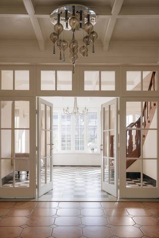 Locatie
Dit charmante herenhuis is gelegen op de Herentalsebaan in Deurne, vlak onder het Rivierenhof. Dankzij de centrale ligging bevinden winkels, scholen, openbaar vervoer en belangrijke invalswegen zich op korte afstand.

Indeling
Via de authentieke inkomhal komt u in de lichtrijke leefruimte met open, volledig geïnstalleerde keuken en toegang tot de tuin. Op de eerste verdieping bevinden zich een masterbedroom, een tweede ruime kamer en een badkamer met ligbad. De tweede verdieping is ingericht als een apart appartement met leefruimte, keuken, twee slaapkamers en een vernieuwde badkamer. Verder beschikt de woning over een kelder, garage, oprit en zonnige tuin.

Troeven
•	284 m² bewoonbare oppervlakte
•	Mogelijkheid tot kangoeroewonen
•	Garage en oprit voor meerdere wagens
•	Zonnige tuin en ruim terras
•	Authentieke elementen
•	Centrale ligging nabij Rivierenhof

Technisch
•	EPC 233 kWh/m² (label C – geen renovatieplicht)
•	PVC ramen met hoogrendementsglas
•	Dak geïsoleerd
•	CV op aardgas (condensatieketel 2013)

Vragen of bezoek plannen? +32 473 39 56 41 of 03 345 88 99 
Benieuwd naar de waarde van uw woning? Vraag een vijrblijvende schatting aan bij charlotte@bauwensvastgoed.be