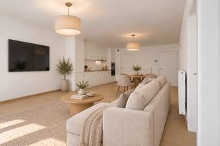 Modern recent appartement in het centrum van Veurne. <br />Dit moderne nieuwbouwappartement, gerealiseerd in 2024, combineert hedendaags wooncomfort met een uitstekende ligging in het centrum van Veurne.<br /><br />Bij het binnenkomen kom je terecht in een lichtrijke leefruimte die dankzij de grote raampartijen geniet van een aangename natuurlijke lichtinval. Vanuit de woonkamer heb je rechtstreeks toegang tot het ruime terras, een fijne plek om te genieten van een kop koffie, een aperitief of een rustig moment in de buitenlucht. De moderne keuken sluit mooi aan bij de leefruimte en is volledig uitgerust.<br /><br />Het appartement beschikt over één ruime slaapkamer waar zonder probleem een tweepersoonsbed en de nodige kastruimte kunnen worden voorzien. De badkamer is bijzonder comfortabel ingericht en beschikt over een dubbele wastafel, een douche, een ligbad en een toilet. Daarnaast is er een praktische wasplaats die extra bergruimte biedt en zorgt voor een nette en functionele inrichting van het appartement.<br /><br />Er is mogelijkheid om een ondergrondse staanplaats bij het appartement aan te kopen. <br /><br />Het appartement en de staanplaats worden verkocht onder het btw-stelsel (21% btw).