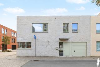 Op zoek naar de perfecte combinatie van modern wooncomfort, energiezuinigheid en een uitstekende ligging? Deze instapklare halfopen bebouwing in de bruisende Regattawijk op Linkeroever heeft het allemaal. De woning beschikt over 3 volwaardige slaapkamers, een inpandige garage, zonnepanelen, thuisbatterij, airco’s en een energiezuinig EPC-label A.<br /><br />De ligging vormt een absolute troef: rustig en kindvriendelijk wonen met winkels, horeca en het Galgenweel vlakbij. Dankzij de nabijheid van openbaar vervoer en de op- en afritten van de Antwerpse Ring zijn zowel het centrum van Antwerpen als de ruime omgeving vlot bereikbaar.<br /><br />Gelijkvloers<br />- Inkomhal met apart gastentoilet<br />- Lichtrijke en moderne leefruimte met mooi zicht op de tuin<br />- Open keuken voorzien van alle hedendaags comfort en een ruim werkblad<br />-Praktische berging<br />- Inpandige garage met plaats voor een wagen en aansluitingen voor wasmachine en droogkast<br /><br />Eerste verdieping<br />- 3 volwaardige slaapkamers waarvan één kamer ingericht als dressing<br />- Praktische bureauruimte geïntegreerd in de nachthal<br />- Moderne badkamer voorzien van bad, douche en toilet<br /><br />Tuin<br />- Zonnige en groene tuin<br />- Gezellig terras met ruimte voor een zit- en eethoek<br />- Volledig ingesloten en bijzonder privaat<br />- Handige zijuitgang met poortje<br />- Mooie connectie tussen de leefruimte en de tuin<br /><br />Algemeen<br />- Energiezuinig EPC-label A<br />- Verisure alarminstallatie <br />- Zonnepanelen<br />- Thuisbatterij<br />- Airconditioning<br />- Groendak<br />- Instapklaar en modern afgewerkt<br />- Rustige en kindvriendelijke woonomgeving<br /><br />Een trendy en energiezuinige gezinswoning waar ruimte, comfort en een uitstekende ligging perfect samenkomen. Ideaal voor wie rustig wil wonen met alle troeven van Linkeroever en Antwerpen binnen handbereik.