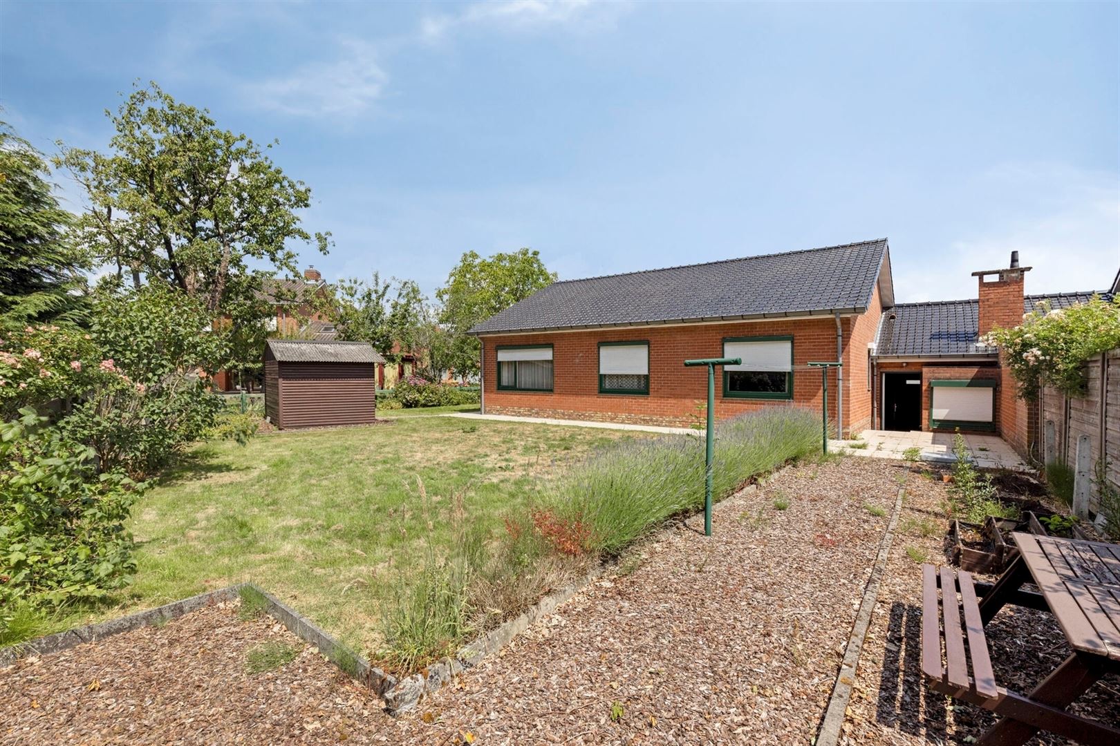 Gelijkvloerse wonen  met zongerichte tuin, te renoveren. - foto 3