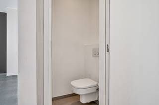 <p>Dit prachtig appartement is ideaal gelegen in hartje Erembodegem, op wandelafstand van winkels, station en vlakbij belangrijke invalswegen en bevindt zich op de eerste verdieping (lift aanwezig) van een kleinschalige residentie “De Oude Post”. Indeling: een inkomhal met vestiaire en gastentoilet, een zeer ruime en lichtrijke leefruimte met aansluitend een mooi zonnig en groot terras. Vervolgens is er een volledig geïnstalleerde keuken die voorzien is van alle moderne apparatuur en een aparte bergruimte. Verder is er een badkamer met dubbele wastafel, ligbad met douchemogelijkheid en toilet en zijn er 2 slaapkamers. Bij dit mooi afgewerkt appartement is er een afgesloten garagebox met automatische poort inbegrepen. Huurprijs: 1.050€/maand + € 30 GK. TROEVEN: zeer mooi afgewerkt appartement, heel veel natuurlijk licht dankzij de vele glaspartijen, hoge afwerkingsgraad, energiezuinig, garagebox inbegrepen in huurprijs, lift aanwezig. Meer informatie of bezoek? Contacteer Charlotte van IMMO TROEF: 052 52 52 00 - info@immotroef.be</p>