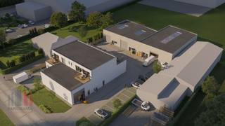 Nieuwbouw KMO-unit met een oppervlakte van 189 m² te koop langs de Hoogledestraat te Kortemark. Vlot bereikbaar dankzij de ligging op amper 1,3 km van de Staatsbaan (N35) met een vlotte verbinding naar de Roeselarebaan (N32, +/- 5 km) en de E403 exit Lichtervelde (+/- 10 km).<br />De casco opslagruimte is opgebouwd uit een staalconstructie in combinatie met betonpanelen en heeft een vrije hoogte van +/- 5,50 meter. De ruimte is toegankelijk via een automatische sectionale poort (4 m B x 4,2 m H) met afzonderlijke toegangsdeur. Verder is de geïsoleerde loods voorzien van een lichtstraat. De dakstructuur laat het toe zonnepanelen te plaatsen (15 KG/m²). De loods maakt deel uit van een gloednieuwe ontwikkeling bestaande uit 7 KMO-units met oppervlaktes van 138 m² tot 487 m², met aanwezigheid van minimum één privatieve parkeerplaats per unit.<br />Voorziene oplevering Q4 2025.<br />Contacteer PANORAMA B2B voor bijkomende (technische) inlichtingen, plannen of een vrijblijvend plaatsbezoek 050 250 200.