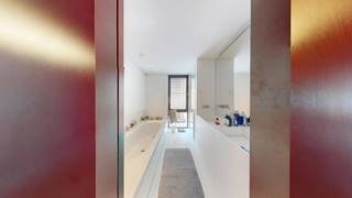 <p><strong>Design appartement</strong> van Jo Crepain met prachtig terras aan het <strong>Modemuseum</strong></p>
<p>Indeling: Hal met kastenwand en gastentoilet.<strong> Royale leefruimte</strong> met veel lichtinval. <strong>Design keuken</strong> voorzien van alle toestellen. Een eerste klein terras. <strong>Hoofdslaapkamer met dressing</strong>. Luxueuse badkamer voorzien van bad, douche en dubbele wastafel. Tweede slaapkamer.<br />Via de trap bereikt men een multifunctionele kamer voorzien van kasten en kitchenette. <strong>Zonnig terras</strong> met open zicht over de stad.</p>
<p>Het volledige appartement is voorzien van een gietvloer. Overal werden <strong>hoogwaardige materialen</strong> gebruikt.</p>