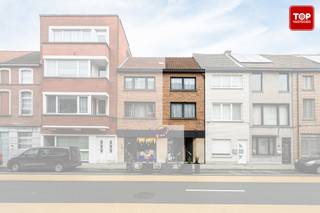 <p>In een woonhuis met handelspand bevindt zich dit gerenoveerde duplexappartement met twee slaapkamers.</p>
<p>Bij binnenkomst kom je in de leefruimte met aansluitend de volledig ingerichte keuken. Er is een zuidgericht terras aanwezig.<br />Op de tweede verdieping bevinden zich twee slaapkamers, één aan de voorzijde en één aan de achterzijde. De badkamer is uitgerust met een douche en een toilet. Daarnaast is er een zolder die kan worden ingericht als derde slaapkamer of polyvalente ruimte.</p>
<p>Het appartement is zeer centraal gelegen, op wandelafstand van het openbaar vervoer en nabij het centrum van Gent. De Bourgoyen bevindt zich op slechts 500 meter wandelafstand.</p>
<p><strong>Troeven:</strong></p>
<ul>
<li>
<p>Instapklaar</p>
</li>
<li>
<p>Geen syndicale kosten</p>
</li>
<li>
<p>Conforme elektriciteit</p>
</li>
<li>
<p>CV-ketel vernieuwd in 2024</p>
</li>
<li>
<p>Vrij bij akte<br /><br /><br /></p>
</li>
</ul>
<p>Contacteer Top Vastgoed voor een bezoek op <strong>0475 700 700</strong>.</p>