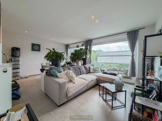 <strong>INSTAPKLAAR </strong>nieuwbouwappartement (2019), <strong>VOLLEDIG AFGEWERKT</strong> met <strong>DUURZAME MATERIALEN</strong> en met aandacht voor <strong>LICHT</strong>, <strong>COMFORT </strong>en <strong>ENERGIEZUINIGHEID</strong>!<br />Uiterst <strong>GUNSTIGE LIGGING </strong>aan de rand van het centrum met alle <strong>FACILITEITEN OP WANDELAFSTAND</strong>.<br />Extra troef is de aanwezigheid van een knus <strong>ZUIDWEST GEORIËNTEERD TERRAS </strong>en de <strong>RUIME KELDERBERGING </strong>(inbegrepen in de prijs). <br /><br />De <strong>INDELING </strong>gaat als volgt: we betreden het appartement via de ruime inkomhal met doorgang naar de LICHTRIJKE LEEFRUIMTE MET OPEN KEUKEN. Van hieruit krijgen we via het schuifraam toegang tot het zonnige terras. Via de hall krijgen we ook toegang tot de ingerichte badkamer (voorzien van douche, toilet en enkele wastafel) en de UITERST RUIME SLAAPKAMER. In de kelder bevindt zich nog een privatieve berging die toegankelijk is via de oprit (ideaal voor het binnenbrengen van een fiets, ...).<br /><br />Adres: Aalststraat 62-64 bus 102 - Oudenaarde<br />Huurprijs: € 725/mnd + € 50/syndic<br />Beschikbaar vanaf 1 augustus 2026<br />EPB: E50 (96 kWh/m²)