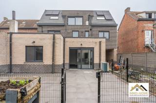 Dit nieuwbouwcomplex wacht nog enkel op een - afwerking om er een mooi collectief pand van te maken. Het bestaat uit drie appartementen, waarbij de onderste twee bestaan uit een mooie leefruimte met open keuken, een badkamer en twee mooie slaapkamers. Ze hebben beiden ook een heel ruim terras, zodat ook het buitenleven hier nooit veraf is. Het dakappartement bevat tevens een mooie leefruimte met open keuken, een badkamer en een grote slaapkamer met en-suite badkamer. Ook hier is er voorzien in een terrasje. Achteraan het gebouw zijn er vier ruime garages aanwezig. De indrukwekkende traphal maakt het plaatje compleet. Inschrijven via mail naar tommy@immo-home.be, geen telefonische inschrijvingen! Volg ons op Fb en Insta. Voor meer info: www.immo-home.be. GRATIS SCHATTING & GRATIS FINANCIEEL ADVIES