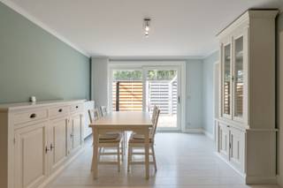 Goed onderhouden gelijkvloers appartement met 2 slaapkamers, ruim terras en bovengrondse autostaanplaats. Bewoonbare oppervlakte: ong. 78 m² + ong. 28 m² terras. De autostaanplaats is inbegrepen in de verkoopprijs. <br /><br />Het appartement is centraal gelegen nabij het "Vredespark" met speeltuin, het treinstation/busknooppunt en op wandelafstand van het centrum. Tal van faciliteiten in de buurt, o.a. kinderdagverblijf, dokterspraktijk, bakker, slager, IKEA, Jessa Ziekenhuis... Oprit E-313 en E-314 bereikbaar op 5 min. Ruime parkeergelegenheid in de nabije omgeving. <br /><br />INDELING: Inkomhal met ruime ingebouwde kastenwand; Lichtrijke leefruimte met toegang tot het terras met tuinhuis (28m²) via een schuifraam; Volledig geïnstalleerde keuken voorzien van oven, keramische kookplaat, dampkap, koelkast, diepvries, vaatwasmachine en spoelbak; Nachthal; Badkamer met ligbad, lavabo, toilet en aansluiting wasmachine; 2 slaapkamers <br />De autostaanplaats is gelegen annex het terras met directe toegang tot het appartement.<br /><br />E-Label: C.<br />CV op aardgas, individueel.<br />Dubbel beglazing, PVC.<br /><br />Info/bezichtiging: contacteer Dario op 0472/09.27.56 of 011/22.19.17. Bekijkt u deze advertentie via een aanverwante vastgoedsite, surf dan zeker naar onze website www.limburgsvastgoed.be voor een uitgebreide beschrijving en foto's.