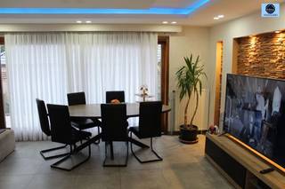 <p><span>WONING MET HANDELSRUIMTE EN 3 SLAAPKAMERS</span></p><p><span>Vraagprijs: 470.000 euro</span></p><p><span>Deze woning is 2-delig , nl onderaan is het een goed draaiende garage.</span></p><p><span>Stopzetting wegens verhuis naar het buitenland.</span></p><p><span>Wegens verhuis naar het buitenland mag alles van de garage blijven staan .</span></p><p><span>Bovenaan is het woongedeelte met een zeer gunstig EPC attest B. </span></p><p><span>Het woongedeelte omvat een inkomhal, zeer ruime lichtrijke living , keuken , vernieuwde badkamer met douche , lavabo en toilet en verder zijn er 3 slaapkamers.</span></p><p><span>De ramen zijn recentelijk vernieuwd naar trippel beglazing, met uitzondering van het raam van de living.</span></p><p><span>Achteraan de woning is er een veranda.</span></p><p><span>Naast de living is er ook een leuk terras met zicht op de tuin .</span></p><p><span>Elektriciteit conform AREI.</span></p><p><span>Stedenbouwkundige inlichtingen in aanvraag!</span></p><p><span> </span></p><p><span>Bel gerust voor een afspraak 0475/51.40.73 of e-mail info@svena.be</span></p><p><span>Voor meer info zie www.svena.be</span></p><p><span> </span></p><p><span>Deze gegevens zijn louter informatief en wij kunnen niet aansprakelijk gesteld worden voor eventuele onjuistheden.</span></p><p><span>De bewoonbare oppervlakte is slechts indicatief.</span></p><p><span> </span></p><p><span> </span></p>