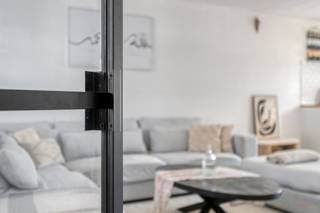 <p><span>Recente, energiezuinige woning met 4 slaapkamers en garage in Harelbeke</span></p><p><span> </span></p><p><span>In de Fagotstraat 6 in Harelbeke bevindt zich deze recente, instapklare woning (bouwjaar 2023) met een bewoonbare oppervlakte van ca. 185 m² op een perceel van 185 m².</span></p><p><span>De woning biedt een lichtrijke leefruimte met open, volledig uitgeruste keuken en aansluitend een praktische berg- en wasplaats. Op de eerste verdieping bevinden zich 3 slaapkamers en een badkamer met ligbad en inloopdouche. De tweede verdieping beschikt over een vierde slaapkamer, een bureauruimte en een tweede badkamer. Buiten geniet je van een aangename tuin met terras. Via de achteruitweg bereik je de ruime, afzonderlijke garagebox.</span></p><p><span> </span></p><p><span>Troeven:</span></p><ul><li><span>Recente, instapklare woning (2023)</span></li><li><span>4 slaapkamers </span></li><li><span>2 volledig uitgeruste badkamers</span></li><li><span>Lichtrijke leefruimte met open keuken</span></li><li><span>Tuin met terras en achteruitweg</span></li><li><span>Ruime, afzonderlijke garagebox</span></li><li><span>Energiezuinig: EPC-label A+</span></li><li><span>Centrale ligging nabij winkels, scholen en voorzieningen</span></li></ul><p><span> </span></p><p><span>Technische informatie:</span></p><ul><li><span>EPC-label A</span></li><li><span>Verwarming via lucht-luchtwarmtepomp</span></li><li><span>Ventilatiesysteem C</span></li><li><span>Elektrische installatie is conform</span></li><li><span>Regenwaterput van 7.500 liter</span></li><li><span>Overstromingsscore: P-score A / G-score A</span></li><li><span>Stedenbouwkundige info: in aanvraag</span></li></ul><p><span> </span></p><p><span>Extra info of een bezoek?</span></p><p><span>Contacteer Valentine via 0475 85 14 91 of valentine@heritagevastgoed.be</span></p><p><span> </span></p>