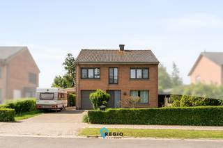 Bent u op zoek naar de <u>perfecte balans tussen ruimte, modern wooncomfort en een idyllische leefomgeving?</u><br />Deze o<strong>pen gezinswoning</strong> brengt werkelijk het beste van twee werelden samen tot een thuis die keer op keer zal blijven charmeren.<br />Hier geniet de toekomstig eigenaar(s) dan ook enkel voordelen en troeven.<br /><br />Gelegen in het charmante Hansbeke, Kindvriendelijke leefomgeving in doodlopende straat, op wandelafstand van treinstation<br />Met als kers op de taart een adembenemend, groen verzicht die je meeneemt doorgeen de seizoenen.<br /><br /><strong>Topligging in een levendig en charmant dorp</strong><br /><span>Wonen in Hansbeke betekent leven in een warm dorp waar men zich welkom voelt, mee geniet van een veilige omgeving met centraal zijn typerende kerktoren. </span><br /><span>Één dorp volop in beweging: Het cultuurhuis, talrijke verenigingen, de fietssnelweg Gent–Brugge in opbouw bovenop de uiterst gunstige geografische locatie maken deze tot de sterk gewenste regio op vandaag.<br />Vormt dan ook de ideale uitvalsbasis - thuisbasis voor deze met nood aan een uitstekende verbinding met de wagen, combinatie met het treinstation. </span><br /><span><strong>Treinstation Hansbeke</strong> op amper 500 meter EN </span><span><strong>E40</strong> op slechts 3 minuten voor een uitstekende verbinding richting Gent, Brussel, Antwerpen of de kust.</span><br /><br /><strong>Ruimte die de norm van hedendaags standaard overtreft.</strong><br />Waar een groot aantal zoekende kopers bij hedendaagse nieuwbouw op hun honger blijven zitten,<br />biedt deze open bebouwing met maar liefst <strong>192 m² bewoonbare oppervlakte</strong> op elk niveau méér.<br /><br />14 zonnepanelen voorzien incl. groenestroom certificaten nog tot 2030. <br />Elektriciteit conform gekeurd - EPC label: C - HR cv-ketel 2019. <br /><br /><strong>Gelijkvloers in 2011 voorzien van uitbouw “tuinkamer”</strong>
<ul>
<li><span><strong>Ontvangst:</strong> Via de groene voortuin betreedt u de inkomhal met een praktische berging onder de trap.</span></li>
<li><span><strong>Leefruimte:</strong> De oorspronkelijke bouw loopt naadloos over in de royale woonuitbreiding (de tuinkamer). Vandaag is deze flexibele ruimte ingericht met twee zithoeken en twee eetkamers. Opnieuw mogelijkheden die het verschil kan maken voor gezinnen met ruimere noden en wensen voor hun ideale thuis. </span></li>
<li><span><strong>Keuken & Comfort:</strong> Verbindt centraal oorspronkelijke woonkamer met de tuinkamer. De ingerichte keuken biedt vanuit elke hoek zicht op het privatieve groen.</span> Aansluitend bevindt zich achteraan een gastentoilet en een recente douchekamer met inloopdouche en lavabomeubel.</li>
<li><span><strong>Berging:</strong> De voormalige garage heeft deels plaatsgemaakt voor de douchekamer. het overige deel slim omgevormd tot op vandaag (fietsen)berging, wasplaats en technische ruimte.</span></li>
</ul>
<br /><strong>Eerste verdieping: Vier volwaardige slaapkamers</strong>
<ul>
<li><span>De nachthal verbindt <strong>vier volwaardige, ruime slaapkamers</strong>. Dergelijke afmetingen zijn vandaag de dag eerder uitzonderlijk en bieden elk gezinslid het nodige eigen ruimte en comfort.</span></li>
<li><span>Centraal bevindt zich een tweede, te vernieuwen praktisch ingerichte badkamer voorzien van bad/douche combi, lavabo en toilet. </span></li>
</ul>
<strong>Tweede verdieping: Extra opbergruimte</strong>
<ul>
<li><span>Via een zolderluik heeft u toegang tot een ruime bergzolder. Een ideale, niet te verwaarlozen extra ruimte voor alle spullen die u niet dagelijks nodig heeft.</span></li>
</ul>
<br /><strong>Zongerichte tuin met een adembenemend panorama</strong><br />De voor-, zij- en achtertuin bieden de perfecte combinatie van privacy, zon en ruimte. Hier geniet u in alle rust van gezellige momenten met familie en vrienden.<br />De ultieme kers op de taart? Het <strong>uitzonderlijke, vrije uitzicht over de achterliggende natuur</strong>.<br />Trekt steevast de aandacht, verveelt nooit en voelt als een levend schilderij dat rust brengt in uw dagelijks leven.<br /><br /><strong>Richtprijs</strong><br /><u>De vooropgestelde richtprijs voor deze allesomvattende gezinswoning bedraagt: € 499.000 euro.</u><br />Neem vandaag nog contact, Regio Vastgoed bezorgt een volledige verkoopdossier en bezoekmogelijkheden. <br /><br /><em>De vooropgestelde richtprijs geldt als uitnodiging naar kandidaat-kopers om een concreet bod uit te brengen, deze verbindt de verkoper niet automatisch tot de verkoop.<br />Iedere bieding wordt overgemaakt aan de verkopers waar In geval meerdere biedingen overgemaakt worden, de verkoper het recht behoudt de bieding tegen de meest gunstige voorwaarden aanvaarden. Hetzij de kandidaat-kopers de mogelijkheid te bieden hun bod te herzien.</em><br /><br />