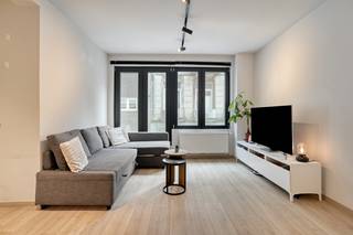 Op enkele passen van de ZEE bevindt zich dit TRENDY &amp; 100% GERENOVEERD appartement (1°V) met 1 slaapkamer! Dit KWALITATIEF &amp; ENERGIEZUINIG appartement maakt deel uit van een verzorgde, kleinschalige residentie (GEEN SYNDICKOSTEN!). Omvat: lichtovergoten woonkamer met moderne open keuken (voorzien van o.a. inductiekookplaat, dampkap, vaatwas, ijskast met diepvriesvak, combi-oven, composiet werkblad, ...), 1 ruime slaapkamer, luxueuze badkamer (lavabomeubel, prachtige inloopregendouche, combi was/droogkast), afz. toilet. VERNIEUWD (2022): CV op aardgas (Vaillant), dubbel glas in PVC schrijnwerk, videoparlofoon, GOEDGEKEURDE elektriciteit, nieuw geïsoleerd dak. EPC: label A. Asbestveilig (= geen asbest). Super ligging in hartje Blankenberge: vlakbij de zee, 't Witte Paard, winkels, openbaar vervoer,... KORTING REGISTRATIERECHTEN mogelijk. Perfect geschikt voor vaste bewoning, tweede verblijf of vakantieverhuur! TOPPER!!