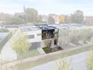 HUURGARANTIE 1 JAAR: investeer in een nieuwbouwwoning. Dankzij de huurgarantie geniet je onmiddellijk van een stabiel en gegarandeerd inkomen.
ACTIE: ontvang een extra afwerkingscheque van € 5.000, exclusief btw.
Deze trendy, moderne en energiezuinige nieuwe woningen bouwden we in Koksijde. Je woont er heel rustig, in een doodlopende straat, vlak bij het centrum en de Hoge Blekker, op 5 minuten fietsen van de Strandlaan in Sint-Idesbald en op 8 minuten fietsen van het strand van Koksijde. In de buurt vind je winkels, scholen en openbaar vervoer.
Elke woning beschikt over een ruime woon- en eetkamer met veel lichtinval, een -naar eigen keuze ingerichte- open keuken, een berging, 3 slaapkamers, een functionele badkamer, een carport en een tuinberging.
Hier combineer je het beste van twee werelden: een rustige ligging in een doodlopende straat en toch in de buurt van alle voorzieningen en de zee.
Een kijkje nemen? Je vindt deze locatie links naast Veurnestraat 5.