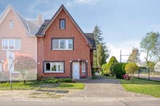 Deze statige halfopen woning met 3 slaapkamers en tal van mogelijkheden is gelegen op een rustige en tegelijk vlot bereikbare locatie nabij...