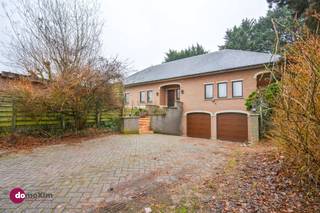 <p><span>Spacious 4-bedroom villa in a quiet residential area in Herent</span></p><p><span> </span></p><p><span>Are you looking for a villa with character, a practical layout and lots of possibilities? Then this impressive villa is a wonderful discovery.</span></p><p><span> </span></p><p><span>This stately home with double underground garage is located on a rear plot. The materials and finishes used create a warm and timeless look. </span></p><p><span> </span></p><p><span>The spacious living area with adjoining kitchen forms the heart of your new home. The central hallway leads to a well-thought-out layout with no fewer than four bedrooms, a bathroom and an extra storage room. This layout makes the house suitable for larger families, working from home or a combination of living and working. </span></p><p><span> </span></p><p><span>There is also an extra office space on the ground floor.</span></p><p><span> </span></p><p><span>Upstairs, you will find a spacious multipurpose attic that you can furnish entirely to your liking. Here you will find an additional shower room and another storage attic.</span></p><p><span> </span></p><p><span>The stairs lead down to the spacious double garage and adjoining cellar rooms, perfect for storing all your equipment.</span></p><p><span> </span></p><p><span>Outside, the swimming pool is the undisputed centrepiece of the property: a place to relax and enjoy the good life. </span></p><p><span> </span></p><p><span>The location is quiet and discreet, but also strategic, with easy connections to Leuven and Brussels. </span></p><p><span> </span></p><p><span>A unique opportunity for those looking for space, comfort and accessibility.</span></p><p><span> </span></p><p><span>Interested in a visit? Contact us today!</span></p><p><span> </span></p><p><span>015 20 36 00 - <span>info@domoxim.be</span></span></p><p><span> </span></p><p><span>domoXim. Where dreams come home!</span></p><p><span> </span></p><p><span>Also want to know the value of your </span><span>own</span><span> home? We are happy to give you advice.</span></p>