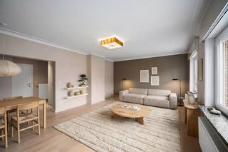 Dit instapklare en bijzonder lichtrijke appartement geniet een uitstekende ligging in het centrum van Heist. Het appartement bevindt zich in een brede straat, waardoor U geniet van een aangenaam gevoel van ruimte en bijzonder weinig inkijk. Dankzij de vele raampartijen valt er doorheen de leefruimtes en slaapkamers een aangename hoeveelheid natuurlijk licht binnen.<br /><br />Een absolute troef is de kleinschaligheid van de residentie, ze bevat slechts drie appartementen. Er is bovendien geen syndicus aanwezig en geen lift, wat zorgt voor een eenvoudige en overzichtelijke mede-eigendom met beperkte gemeenschappelijke kosten. <br /><br />De leefruimte is voorzien van een knappe parketvloer en sluit mooi aan op de open, recente keuken die uitgerust is met voldoende kastruimte en een inductievuur. Ook in de inkomhal en één van de slaapkamers zijn praktische ingemaakte kasten aanwezig. Beide slaapkamers beschikken over een parketvloer en kunnen dankzij de rolluiken eenvoudig verduisterd worden. Het appartement beschikt verder over een ruim terras aan de achterzijde.<br /><br />Het appartement wordt verwarmd via individuele verwarming op aardgas, met een condensatieketel. De ramen zijn uitgevoerd in PVC met hoogrendementsglas.<br /><br />Met een EPC-label C bevindt het appartement zich op amper vijf eenheden van label B, waardoor het net op de grens van deze energiescore ligt. Daarnaast is er een conformiteitsattest voor de elektrische installatie aanwezig en werd het appartement als asbestveilig beoordeeld, waarbij geen asbesthoudende materialen werden vastgesteld.<br /><br />Een veelzijdig appartement dat zowel geschikt is als investering als voor vaste bewoning, dankzij de centrale ligging, praktische indeling en aangename lichtinval.<br /><br />Indeling:<br /><br />- Inkomhal met ingemaakte kasten,<br />- Lichtrijke leefruimte met knappe parketvloer en meerdere raampartijen,<br />- Open keuken, recent en goed voorzien, met inductievuur en voldoende kastruimte,<br />- Praktische wasruimte,<br />- Eerste slaapkamer voorzien van parketvloer, rolluiken en een toegang tot het ruime terras,<br />- Badkamer met wastafel, toilet en douchebad,<br />- Tweede slaapkamer voorzien van parketvloer, rolluiken en ingemaakte kasten,<br /><br />Bent U op zoek naar een instapklaar appartement met veel licht, een praktische indeling en een interessante ligging in het centrum van Heist? Dan is dit appartement zeker een bezoek waard. Contacteer ons vandaag nog voor meer informatie of om een bezoek in te plannen.