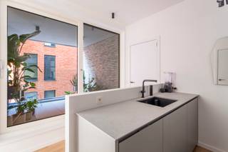 <p><strong>Wonen in stijl aan Park Spoor Noord</strong><br /><br />Ontdek Project Joossensgang, gelegen in de charmante wijk Dam. Hier geniet je van de rust van een verkeersvrije straat, terwijl openbaar vervoer, scholen en de levendige stad vlakbij zijn. Dit hedendaags ontworpen appartement straalt licht en ruimte uit dankzij de grote raampartijen. Bij binnenkomst leidt de open keuken je naar de ruime leefruimte van ca. 7 meter breed, met directe toegang tot een zuidgericht inpandig terras.<br /><br />De keuken, uitgerust met kwalitatieve Miele-toestellen, wordt aangevuld met een praktische berging met aansluitingen voor wasmachine en droogkast. Twee comfortabele slaapkamers delen een stijlvolle badkamer, terwijl een apart toilet zich handig in de nachthal bevindt.<br /><br />Het appartement werd volledig ingericht door een binnenhuisarchitect en is voorzien van domotica, smart verlichting en vloerverwarming die eenvoudig te bedienen zijn via Apple Home of andere smart home-apps. Daarnaast beschikt het over airconditioning voor extra comfort in de zomer. Alle meubels, inclusief keukengerij en toebehoren, kunnen mee overgenomen worden: dit is een letterlijk plug-and-play appartement. Met een BEN E20-score is het bovendien bijzonder energiezuinig.<br /><br />Een autostaanplaats kan worden mee aangekocht voor €30.000.<br /><br />Maak snel een afspraak bij LISTED en ontdek zelf dit eigentijds woonconcept! <strong>+32 283 51 51</strong></p>