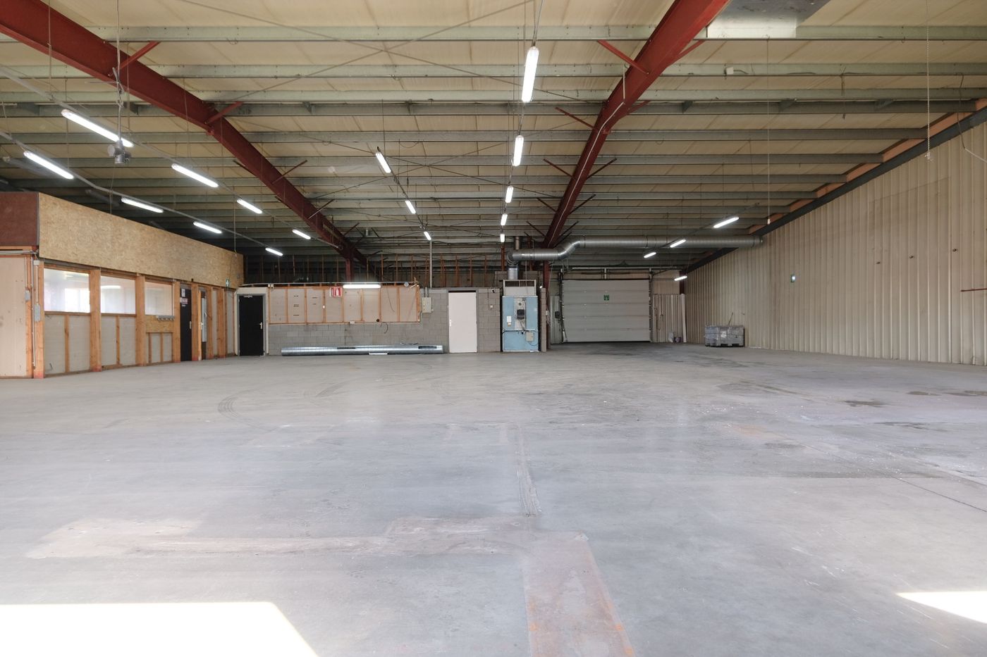Bedrijfsgebouw van 700 m² met magazijn/kantoor vlakbij de E17 - foto 1