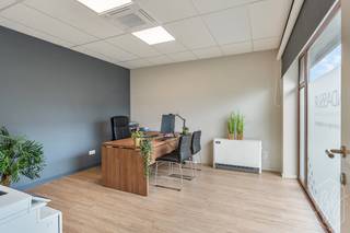 Op de Hazelarenlaan in Hasselt bevindt zich deze instapklare kantoorruimte van 109 m².<br /><br />De ruimte is praktisch ingericht en biedt verschillende mogelijkheden voor wie op zoek is naar een professionele werkplek. Het is een ruime kantoorruimte met meerdere werkplekken en een aparte ruimte die momenteel ingericht is als vergaderruimte.<br /><br />De grote ramen zorgen voor veel natuurlijk licht. De kantoorruimte is voorzien van een verzorgde afwerking met een combinatie van lichte wanden, houten elementen en een onderhoudsvriendelijke vloer.<br /><br />Ook aan opbergruimte is gedacht. In verschillende ruimtes zijn ruime kasten aanwezig, waardoor dossiers en materiaal netjes opgeborgen kunnen worden. Er is ook een kelderruimte voorzien waar je afval kwijt kan.<br /><br />Achteraan kijkt de bureelruimte uit op een grote gemeenschappelijke tuin waar weinig gebruik van wordt gemaakt door bewoners. Perfect om ‘s middags even in te lunchen. De achterste ramen zijn bestickerd zodat je wel naar buiten kan kijken zonder de lichtinval te belemmeren, maar van buiten niet naar binnen kan kijken.<br /><br />De huidige inrichting maakt de ruimte bijzonder geschikt voor een kantooromgeving, maar dankzij de praktische indeling zijn er ook andere professionele invullingen mogelijk.<br />Toch liever een andere invulling? De geplaatste muren zijn van gyproc waardoor je het pand volledig naar eigen smaak en noden kan indelen.<br /><br />Met een oppervlakte van 109 m² en een energielabel B vormt dit een interessante locatie voor ondernemers die een bestaande, gebruiksklare kantoorruimte zoeken.<br /><br />Het pand bevindt zich in een levendige buurt met veel andere ondernemers vlakbij. Horeca, maar ook een fitnesscentrum, een kinesist, een arts, een naaiatelier, … . Het pand ligt op 2 km van de Corda Campus.<br /><br />Troeven van deze kantoorruimte<br /><br />• 109 m² kantoorruimte<br />• Instapklaar<br />• Ruime kantoorruimte met meerdere werkplekken<br />• Aparte vergaderruimte<br />• Veel natuurlijke lichtinval<br />• Ruime ingebouwde opbergkasten<br />• Verzorgde en neutrale afwerking<br />• Praktische indeling<br />• Energielabel B<br />• Gelegen aan de Hazelarenlaan in Hasselt met ruime, gratis parking voor de deur<br />• Bestemming: bureelruimte, winkel of ruimte voor andere handelsdoeleinden, woonruimte<br /><br />Benieuwd naar dit handelspand? Aarzel niet en neem contact op voor een bezichtiging met de <strong>eigenares</strong> <strong>Annick Seys op 0486 29 73 82</strong>.<br />Mailen kan naar <strong>annick@itistime.be</strong><br /><br /><strong><em>Bij Goedhuyzen geen klassieke makelaars, wij zijn vastgoedadviseurs. We combineren digitale snelheid en vaste prijzen met echte menselijke expertise. Wij adviseren de eigenaar om zijn woning zelf te verkopen en zetten de immo zo wat op zijn kop. Goed hè.</em></strong>