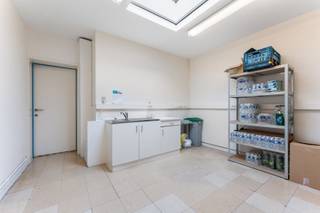 Dit handelspand van 104 m2 is gelegen in het centrum van Izegem.Indeling handelsgedeelte:. Grote vitrine. Open bureauruimte. Vergaderzaal. Afgesloten...