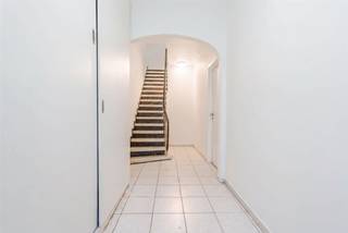 <p>Dit investeringspand omvat drie afzonderlijke appartementen (ongeveer 90 m² bruto), die allemaal verhuurd zijn. Hierdoor geniet u vanaf de aankoop van een jaarlijkse huuropbrengst van € 28.116, goed voor een bruto aanvangsrendement van 4,73% op de vraagprijs. Gebouwd in 1961, maar totale renovatie in 2017.</p><p>De eigendom is ideaal voor investeerders die op zoek zijn naar een stabiele cashflow, een beperkte leegstandsrisico dankzij de spreiding over drie woonentiteiten en een interessante langetermijninvestering.</p><p>Indeling<br />Appartement bus 1: gezellig appartement met 1 slaapkamer en diepe tuin.<br />Appartement bus 2: appartement met 2 slaapkamers en terras.<br />Appartement bus 3: ruim appartement met 2 slaapkamers, open leefruimte en een zonnig terras met uitzicht op de tuin.</p><p>Troeven</p><p>✔ Volledig verhuurd – onmiddellijke huurinkomsten<br />✔ Drie afzonderlijke appartementen<br />✔ Individuele tellers voor water, gas en elektriciteit<br />✔ Geen syndicus<br />✔ Terrassen op zuid aanwezig<br />✔ Interessante investering met stabiele opbrengst<br />✔ Gelegen nabij het centrum van Turnhout, winkels, scholen, openbaar vervoer en belangrijke invalswegen<br />✔ Geen lift (kosten)<br />✔ Gelijkvloers met grote tuin en tuinhuis</p><p>✔ Elektriciteit is conform</p><p>✔ Geen asbest</p><p>✔ EPC label B</p><p>Deze opbrengsteigendom biedt een uitstekende combinatie van direct rendement, stabiele verhuur en toekomstig waardepotentieel. Dankzij de bestaande huurovereenkomsten kan de nieuwe eigenaar onmiddellijk genieten van de huurinkomsten, zonder op zoek te moeten gaan naar huurders.</p>