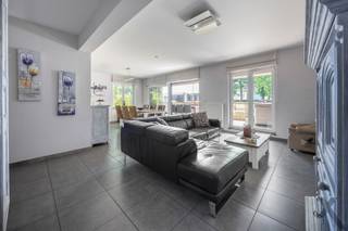 Wilt u genieten van het comfort van een appartement, maar mét het vrije gevoel van een huis? Dit unieke en instapklare gelijkvloerse hoekappartement van 110 m² in het prestigieuze Residentie Chablis te Schoten biedt u het beste van twee werelden.Bij het binnenstappen valt meteen de royale, lichtovergoten leefruimte op. De grote zithoek en eetkamer lopen naadloos over in de moderne open keuken, wat zorgt voor een heerlijk open gevoel. Praktisch is de aangrenzende berging, die vlot plaats biedt aan uw wasmachine en droogkast. Comfort staat hier centraal: alle ramen in het appartement zijn uitgerust met automatische rolluiken, wat zorgt voor optimale privacy en veiligheid. Met een gunstig EPC-label B woont u hier bovendien erg energiezuinig.Het appartement beschikt over twee volwaardige, ruime slaapkamers waar u volledig tot rust komt. De badkamer is een complete wellnessruimte, uitgerust met zowel een comfortabel ligbad als een aparte douche en een dubbele lavabo.De absolute blikvanger van dit hoekappartement bevindt zich buiten. Dankzij de hoekligging geniet u hier van een uitzonderlijk groot privéterras en een prachtige, aansluitende zijtuin. Dit is de ideale plek om in alle rust te ontspannen, te aperitieven met vrienden of te genieten van het groen om u heen.Ook aan uw auto en fiets is gedacht. Ondergronds beschikt u over een eigen autostaanplaats en een handige privé kelderberging voor extra stockage. Uw fiets plaatst u veilig in de gemeenschappelijke fietsenstalling. Kortom: een zeldzame kans op een toplocatie in Schoten. Maak snel uw afspraak voor een bezoek!