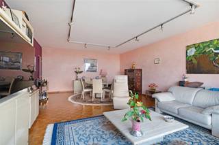 Ruim appartement met een prachtig uitzicht vanaf het terras op de skyline van Brussel. Dit appartement biedt u alle hedendaags wooncomfort. Het bestaat uit een zeer grote living van 40 m² die uitgeeft op een ruim terras met vrij uitzicht. Via de inkomhal heeft u toegang tot de grote, volledig uitgeruste keuken met eveneens een terras. Er is ook een toilet met vestiaireruimte. Vanuit de nachthal bereikt u de badkamer, de drie slaapkamers en een douchekamer. In de nachthal zijn er praktische ingebouwde kasten. De kelder is inbegrepen in de prijs. Mogelijkheid tot aankoop van een afgesloten garage voor €29.000. Perfect onderhouden staat. Individuele centrale verwarming op gas met een zeer recente Viessmann condensatieketel. Aluminium dubbele beglazing (zeer recent aan de voorzijde). Ideale ligging ten opzichte van openbaar vervoer, scholen en winkels. Zeer goede EPC : C (136 kw)