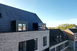 <strong>Compromis in opmaak </strong><br /><br />Dit exclusieve penthouse van ca. 160 m² is gelegen in een prestigieuze nieuwbouwresidentie aan de kerk van Strijpen en op slechts 2 km van het centrum van Zottegem. De ligging combineert rust met bereikbaarheid, met een bushalte op slechts 100 meter en alle voorzieningen zoals winkels, scholen en recreatie binnen handbereik.<br /><br />Het appartement strekt zich uit over twee verdiepingen en biedt op de eerste verdieping een royale leefruimte met open keuken, twee volwaardige slaapkamers, een stijlvolle badkamer met ligbad en inloopdouche, een afzonderlijk toilet en een praktische berging. Op de bovenverdieping bevindt zich de masterbedroom met extra zolderruimte, een tweede badkamer en een bijkomend toilet. Het zuidgerichte terras van ca. 13 m² vormt een naadloze verlenging van de leefruimte en biedt een weids uitzicht over de Vlaamse Ardennen.<br /><br />De afwerking is van uitzonderlijke kwaliteit, met maatwerk in keuken en badkamers, hoogwaardige materialen zoals Corian en kwartsiet, gelakte blokdeuren met onzichtbare scharnieren… Elk detail is ontworpen met oog voor comfort en esthetiek. Dankzij de BEN-classificatie, een uitzonderlijk laag E-peil van 13, geothermische warmtepomp met passieve koeling, ventilatiesysteem D met warmteterugwinning, zonnepanelen (4x450WP) en regenwaterrecuperatie geniet u van een uiterst energiezuinig woonklimaat.<br /><br />Bij het appartement hoort een garagebox (€32.000) en een kelderberging (€8.500), ideaal voor veilige parking en extra opslag.<br /><br /><em>Vakkundig geschilderd/ Delta Light inbouwspots/ Videofonie met gsm-connectie/ Voorzieningen voor laadpaal in garage/ Automatische zonnescreens/ Superisolerende beglazing met aluminium schrijnwerk.</em><br /><br /><strong>Verlaagd BTW-tarief van 6% mogelijk op de volledige constructiewaarde. Ook mogelijk voor investeerders als het appartement minstens 15 jaar verhuurd wordt aan een natuurlijke persoon.</strong><br /><br />Wenst u dit unieke penthouse zelf te ervaren? Neem gerust contact op via leticia@landbergh.be of bel ons op 09 225 25 24 voor een vrijblijvende bezichtiging. We verwelkomen u graag.