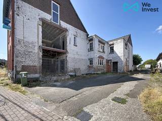*** TE KOOP *** Geraardsbergen - Te renoveren halfopen bebouwing met grote tuin en garage, met een totale oppervlakte van ongeveer 329 m².<br /><br />Een renovatieproject met tal van indelingsmogelijkheden!<br /><br />Het project voorziet de volgende indeling: op het gelijkvloers een inkomhal met vestiaire, een open keuken verbonden met de eetkamer, een ruime woonkamer evenals een tweede eetruimte, een wasruimte en een apart toilet. Op de eerste verdieping bevinden zich twee slaapkamers (mogelijkheid tot drie), twee badkamers/doucheruimtes, een dressing en twee toiletten. Op de tweede verdieping bevindt zich een zolder die kan worden ingericht als slaapkamer of polyvalente ruimte volgens uw behoeften, met toegang tot een terras.<br /><br />Troeven: recente PVC-ramen met dubbele beglazing, garage, grote tuin van ongeveer 7 are met ideale westelijke oriëntatie, kelder, EPC-label "G" (942 kWh/m².jaar).<br /><br />Prijs: bieden vanaf € 149.000 (onder voorbehoud van aanvaarding door de eigenaars).<br /><br />Contact: 02.355.42.20 of 0494.28.38.88 (Taylor), of per e-mail via tubize@weinvest.be.