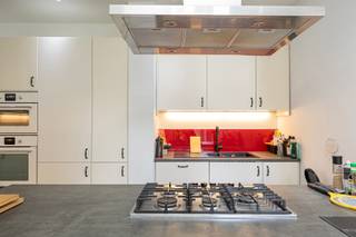 Dit ruime gelijkvloerse appartement bevindt zich op een toplocatie aan de Amerikalei, in een populaire en levendige buurt met winkels, horeca, openbaar vervoer en invalswegen binnen handbereik. De centrale ligging combineert stadscomfort met een vlotte bereikbaarheid.<br /><br />U komt binnen in een ruime inkomhal met toegang tot een bureauruimte die eveneens kan dienen als slaapkamer of leefruimte. De volledig geïnstalleerde keuken is uitgerust met een aansluitende wasplaats en geeft rechtstreeks toegang tot de stadstuin. In de gang vindt u een apart toilet en een ruime leefruimte die flexibel kan worden ingericht als living, extra slaapkamer of bureau. Achteraan ligt de rustige slaapkamer, naast de badkamer met inloopdouche. Een privatieve kelderberging biedt extra opbergruimte.<br /><br />De tuin vormt een aangename buitenruimte waar u in alle rust kunt genieten van het buitenleven midden in de stad.<br /><br />Met een EPC-label E valt het pand onder de renovatieverplichting. Dit pand is onderworpen aan de renovatieverplichting van de Vlaamse overheid voor residentiële gebouwen (behoudens bij sloop binnen 5 jaar na de aankoop). Consulteer voor meer informatie de website van het Vlaams Energie- en Klimaatagentschap via https://www.vlaanderen.be/een-huis-of-appartement-kopen/renovatieverplichting-voor-residentiele-gebouwen.<br /><br />Troeven<br />Toplocatie aan de populaire Amerikalei<br />oppervlakte van 137 m²<br />parketvloer<br />Flexibele indeling met bureau- of extra slaapmogelijkheid<br />Gezellige stadstuin <br />slaapkamer aan de achterzijde