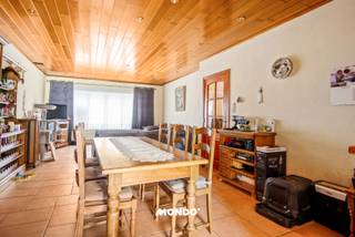 Bent u op zoek naar een ruime gezinswoning op een centrale ligging? Dan is deze woning zeker een bezoek waard. Gelegen tussen het centrum van Hemiksem en Schelle, met een vlotte verbinding naar de A12, geniet u van alle voorzieningen zoals winkels, scholen, openbaar vervoer en supermarkten op wandelafstand. Ook de wandel- en fietsroutes langs de Rupel bevinden zich vlakbij.<br /><br />De woning beschikt over een ruime leefruimte met aansluitende keuken en een gezellig terras, waardoor de keuken een echte leefkeuken wordt. Een praktische tuinberging biedt extra opbergruimte of plaats voor fietsen. Op de eerste verdieping vindt u drie ruime slaapkamers en een badkamer met hoekbad, douche en dubbele lavabo. Via een vaste trap bereikt u de zolderverdieping, waar nog twee extra slaapkamers of een hobby- of polyvalente ruimte kunnen worden ingericht.<br /><br />Met haar ruime indeling en potentieel van vijf slaapkamers is deze woning ideaal voor grote gezinnen of wie op zoek is naar veel woonruimte. Parkeren kan in de directe omgeving en er is, indien beschikbaar, de mogelijkheid om een garagebox te huren.