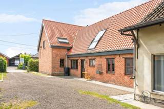 Te koop: ruime woning met 4 slaapkamers, dubbele garage en bijgebouw op 2.279 m²In Sint-Kruis-Winkel bevindt zich deze ruime gezinswoning op een perceel van maar liefst 2.279 m². Met een bewoonbare oppervlakte van ca. 230 m², een dubbele garage en een extra bijgebouw biedt deze eigendom tal van mogelijkheden.Wat maakt dit pand uniek?De woning beschikt over vier volwaardige slaapkamers en een praktische indeling met veel leefruimte. Buiten geniet u van een groot perceel met veel privacy, een dubbele garage met laadpaal en een extra bijgebouw.Technisch werden reeds belangrijke investeringen uitgevoerd. Zo werd het dak volledig vernieuwd in april 2025 en is de woning uitgerust met een pelletkachel (1 jaar oud) en een lucht-lucht warmtepomp/airco op de verdieping.Voor wie is dit ideaal?Ideaal voor gezinnen of ruimtezoekers die op zoek zijn naar een woning met veel potentieel, een groot perceel en diverse bijgebouwen op een rustige locatie.Te koop via Immo Beguin, jouw vastgoedexpert sinds 2009, met kantoren in Ronse, Waregem, Kortrijk, Deinze, Doornik en Lessines.Meer info of bezoek via arne@immobeguin.be