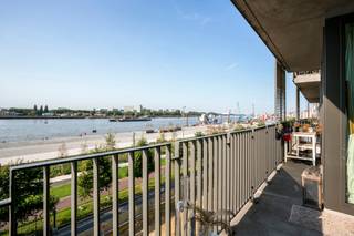<p>Dit sublieme appartement van ca 130 m² bevindt zich op de derde verdieping van de prestigieuze residentie “Hoopnatie” aan de Cockerillkaai. Op een toplocatie in hartje Zuid met tal van restaurants, winkels en gezellige cafeetjes nabij. <br /><br />Grootste troef van het appartement is ongetwijfeld het ongestoord uitzicht op de Schelde. Dankzij de grote kamerhoge raampartijen die voorzien zijn over de volledige breedte van het appartement, kunnen zowel leefruimte als open keuken genieten van een prachtig uitzicht en een aangename lichtinval. Bovendien is het vanop het terras van ca 10 m² zalig genieten van de namiddag- en avondzon. <br /><br />De ruime leefruimte is afgewerkt met een stijlvolle eiken parketvloer. De volledig ingerichte open keuken is voorzien van een gezellig eiland. Alle toestellen zijn netjes weggewerkt. Via de nachthal bereikt u de twee slaapkamers die zich aan de rustige achterzijde bevinden. Deze kunnen gebruikmaken van de badkamer met ligbad/douche en lavabo. Een toilet is apart voorzien.<br /><br />Een aparte berging voorziet de nodige bergruimte en beschikt over aansluiting voor wasmachine en droogkast. <br /><br />Bovendien is een private kelderberging reeds begrepen in de huurprijs. Er is ook de mogelijkheid tot het huren van een autostaanplaats op niveau -1 aan 150 Euro per maand. <br /><br />Maandelijkse kosten: 150 Euro. <br />Provisie op verbruik van verwarming en water: 140 Euro.<br />Elektriciteit is privé op te nemen door de huurder. <br /><br />Beschikbaar vanaf 15 augustus 2026.</p>