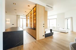 <p><strong>Opzoek naar een luxueuze penthouse op toplocatie? </strong></p>
<p>Opzoek naar een luxueuze penthouse op toplocatie? <br /><br />Tussen het charmante Zuid en het befaamde Nieuw Zuid, bevindt zich deze unieke penthouse op de 6e verdieping van het recente complex “The Residence”. <br />Tal van trendy restaurants, bars, winkels, de Vlaamsekaai en de gedempte Zuiderdokken maken van deze ligging een toplocatie!<br /><br />Ontdek deze schitterende penthouse met een indrukwekkend ruimtegevoel van ca 207 m² en een royaal terras van ca 72 m² met een prachtig uitzicht over de stad en de Schelde!<br /><br />Deze penthouse wordt bereikt door de lift die een directe toegang verleend in het appartement. <br />Hier wordt u verwelkomt in een zeer lichte en ruime leefruimte waar de grote raampartijen en hoge plafonds voor een overvloed aan natuurlijk licht zorgen. <br />De open keuken is tot in de puntjes afgewerkt met hoogwaardige materialen en voorzien van de beste toestellen. Deze is ook voorzien van coffee corner en een ingemaakte wijnkoeling. <br />Deze luxueuze penthouse maakt verder nog plaats voor 2 ruime slaapkamers. De master-bedroom beschikt over een ingemaakte dressing en een ensuite badkamer met een ligbad, inloopdouche en dubbele wastafel. De tweede kamer beschikt ook over volledig ingemaakte kasten en biedt toegang tot het terras. De tweede badkamer is voorzien van een inloopdouche en dubbele wastafel. <br /><br />Tot slot zijn hier 3 ondergrondse staanplaatsen te koop aan 50.000 EUR per autostaanplaats. <br /><br />Wenst u graag deze parel te bezoeken?<br />Contacteer LISTED: +32 3 283 51 51</p>