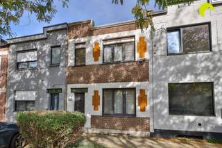 <p><span>Op de grens van Edegem en Hove bieden wij u deze op te frissen gezinswoning (144m²) aan op een perceel van 367m². Achter de woning is er een prachtig aangelegde tuin met verschillende terrassen, een veranda en tuinbergingen.</span></p><p><span>De woning is gelegen op een centrale locatie, op wandelafstand van het centrum van Edegem en Hove, in directe nabijheid van het station van Hove, winkels, scholen, verbindingswegen, ...</span></p><p><span>Tevens op wandelafstand vindt u de Romeinse Put waar u kan genieten van groen en rust!</span></p><p><span> </span></p><p><span>De woning zelf werd opgebouwd in 1935 en doorheen de jaren altijd goed onderhouden. Enige opfrissing is wel aan de orde.</span></p><p><span>Op heden beschikt de woning over dubbele beglazing met aluminium schrijnwerk, er ligt gas in de woning maar de woning wordt op heden verwarmd met airco's. De elektriciteit is niet conform aan de voorschriften van het AREI.</span></p><p><span> </span></p><p><span>Indeling:</span></p><p><span> </span></p><p><span>We betreden de woning in de centrale inkomhal. Verder door in de hal is er toegang naar de droge kelder (12m²).</span></p><p><span>Aan de rechterzijde van de woning bevindt zich de leefruimte. De klassieke indeling verdeelt de leefruimte in een zitsalon en een eetkamer.</span></p><p><span>Aansluitend aan de eetkamer is er een ruime ingerichte keuken voorzien van alle comfort. Tevens vinden we op het gelijkvloers de ingerichte badkamer met vernieuwde inloopdouche.</span></p><p><span>Een aparte berging beschikt over aansluiting voor was-en droogmachine.</span></p><p><span> </span></p><p><span>Op de eerste verdieping zijn er op heden 2 volwaardige slaapkamers, één kleine slaapkamer en een derde tussenkamer (tussen de grote slaapkamers).</span></p><p><span> </span></p><p><span>De woning is beschikbaar bij akte!</span></p><p><span> </span></p><p><span>Graag som ik de troeven van deze woning nog eens op voor u:</span></p><p><span> </span></p><ul><li><span>Centrale locatie, op wandelafstand van het station en centrum van Hove, in directe nabijheid van winkels, scholen, verbindingswegen, ...</span></li><li><span>Perceel van 367m² met prachtig aangelegde tuin</span></li><li><span>Ruime leefruimte + grote leefkeuken + veranda</span></li><li><span>Overal dubbele beglazing met aluminium schrijnwerk</span></li></ul><p><span> </span></p><p><span>EPC 265 kWh/m² jaar (C-label)</span></p><p><span>P-score: A, G-score: A</span></p><p><span> </span></p><p><span>Voor een bezoek ter plaatse kan u ons contacteren op het nummer 03 449 42 41 of mail ons via hallo@habicom.be.</span></p><p><span>Benieuwd naar de waarde van jouw woning?  Check het gratis op <span>www.watismijnhuiswaard.be</span></span><span> </span></p><p><span> </span></p>