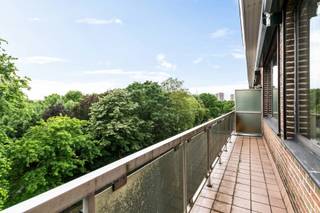<p>Welkom in jouw nieuwe thuis! Dit appartement bevindt zich op een bruisende locatie in Merksem, waar het dagelijkse comfort centraal staat. Winkels, scholen en openbaar vervoer ontdek je binnen handbereik, terwijl het groene park ‘Distelhoek’ zich pal aan de overkant begeeft. Kortom, een plek waar je geniet van het beste van beide werelden.</p>
<p>Hoewel het appartement hier en daar wat opfrissing kan gebruiken, beschikt het over tal van troeven die meteen weten te overtuigen. Denk maar aan de royale bewoonbare oppervlakte, een gezellig terras met een prachtig uitzicht over de omliggende natuur en een interieur boordevol karakter. De authentieke retro-elementen zoals de karakteristieke muurtegeltjes in de keuken en de iconische oranje-bruine vloer in de inkomhal geven het geheel een unieke en vooral een warme uitstraling.</p>
<p>De riante leefruimte baadt in het natuurlijk daglicht dankzij de grote raampartijen terwijl de open haard het hart vormt voor gezellige familieavonden. De keuken werd praktisch geïnstalleerd met aangrenzend een aparte berging die is uitgerust met aansluitingen voor was- en droogmachine. Verder zijn er nog 3 volwaardige slaapkamers (17 m², 12 m² &amp; 11 m²) en maar liefst 2 aparte badkamers voorzien, waardoor er voldoende ruimte is voor het hele gezin.</p>
<p>Een appartement met een ziel, volumes en eindeloos potentieel. Klaar om door zijn nieuwe bewoners een nieuw leven ingeblazen te worden!</p>
<p><strong>Mogelijkheid tot het aankopen van een garagebox à € 20.000,00. </strong></p>
<p><strong>Maandelijkse kosten: </strong>Provisie van € 166,65 (inclusief lift, schoonmaak en onderhoud, water en elektriciteit gemene delen, syndicus, verzekeringen, …) met een jaarlijkse afrekening.</p>
<p><strong>Technische gegevens: </strong>Geïsoleerd dak, dubbele beglazing in aluminium, centrale verwarming op gas via een condenserende ketel.</p>
<p><strong>Stedenbouwkundige inlichtingen en bodemattest aanwezig. Asbestveilig (maar niet asbestvrij). Bevindt zich niet in een risicozone voor overstromingen (P-score D en G-score C). Renovatieverplichting niet van toepassing.</strong></p>