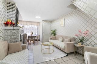 <p><span>Ligging<br /></span><span>Deze woning ligt verscholen op een klein pleintje waar een volwassen boom het straatbeeld bepaalt. <br />Een plek waar de stad even vertraagt, zonder haar connectiviteit te verliezen.<br />Je woont in een eerder autoluwe hoek met die typische buurtintimiteit, terwijl je tegelijk geniet van alle stedelijke voorzieningen nabij.<br /><br /></span><span>Hoekwoning met 3 slaapkamers en extra zij-ingang via koertje<br /></span><span>Deze woning heeft een leuke gevel met rondboogvoordeur. <br />Bij het binnenkomen stap je in een compacte inkomhal die meteen toegang geeft tot de leefruimte. <br />De woonkamer heeft een zithoek aan de haardcassette.<br />Aansluitend is er de ingerichte keuken met verder op het gelijkvloers de badkamer met douche en plaats voor wasmachine en droogkast.<br />Een extra deur komt uit in de zijstraat met toegang tot het koertje, ideaal voor fietsen of als afvalberging.<br />Op de verdiepingen zijn er drie volwaardige slaapkamers. <br />De woning dient gerenoveerd naar hedendaagse normen.<br /><br /></span><span>Troeven<br /></span><span>/ centrale ligging<br />/ nabij in- en uitvalswegen<br />/ nabij winkels<br />/ compact wonen met 3 slaapkamers<br /><br /></span></p><p><span> </span></p>