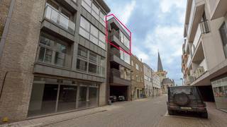 In het centrum van Waregem bevindt zich dit stijlvol en instapklaar duplexappartement van 115 m² op de 3de verdieping van Residentie Louis renée...