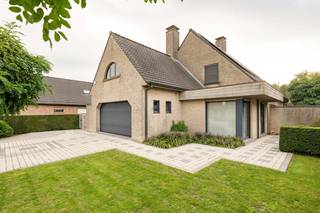 Deze gezellige en instapklare villa met dubbele inpandige garage is gelegen in een aangename residentiële omgeving op korte afstand van de dorpskern. In de nabije omgeving bevinden zich diverse handelszaken, horecagelegenheden, openbaar vervoer en sportfaciliteiten.<br />Via de omliggende verbindingswegen zijn ook de omliggende gemeenten, waaronder Tielt en Aalter, vlot bereikbaar.<br /><br />De woning werd gebouwd in 1995 en is gelegen op een totale oppervlakte van 892 m² en heeft een bewoonbare oppervlakte van 289 m².<br />Aan de voorzijde van de woning bevindt zich de verzorgde tuin met ruime oprit die plaats biedt aan meerdere voertuigen. Daarnaast is er een laadpaal voor elektrische wagens voorzien.<br />Achteraan de woning bevindt zich een ruim terras met omheinde tuin.<br />Naast een tuinhuis dat voorzien is van elektriciteit en verlichting zorgen verschillende tuinpaadjes en een tweede terras in bankirai voor een aangename buitenruimte.<br /><br />In 2013 mocht de woning een renovatie ondergaan waarbij de aanwezigheid van gedeeltelijk vernieuwde aluminiumramen en de 33 zonnepanelen bijdragen aan een energiezuinige woning.<br /><br />Indeling:<br />GV: inkomhal - gastentoilet - bureau - woonkamer met gashaard en ingemaakte kasten - open keuken met inductiekoken, dampkap, oven, microgolfoven, koelkast, nieuwe vaatwas, quooker kraan - bureau/leeshoek - slaapkamer/polyvalente kamer - wasplaats/berging met ventilatiesysteem en aansluiting voor wasmachine en droogkast - badkamer met douche en lavabo -  droge kelder.<br /><br />1e V: nachthal - apart toilet - berging - master bedroom met ingemaakte kasten - badkamer met douche, bad en badkamermeubel met dubbele lavabo - 2 slaapkamers - berging/technische ruimte - atelier met aanwezigheid van warm water - zolder.<br /><br />Algemeen:<br />- EPC 168 - Label B<br />- Geen renovatieverplichting<br />- Blanco bodemattest<br />- Conforme elektrische keuring<br />- Niet-asbestveilig: golfplaten tuinhuis<br />- Alarmsysteem aanwezig<br />- 2 regenwaterputten van 10 000 liter aanwezig<br />- Rolluiken aanwezig aan de voorzijde van de woning<br />- Vernieuwde gasketel anno 2024<br />- Laminaat aanwezig op de bovenverdieping<br />- Vliegenhorren aanwezig op de bovenverdieping<br />- Vrij vanaf 01/05/2027<br />- Vg, Wg, Gmo, Gvkr, Vv