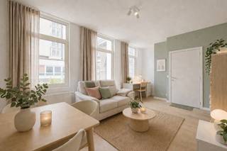 <strong>Dit instapklaar appartement biedt u de perfecte combinatie van bereikbaarheid, rust en natuur met het gezellige stadsleven! </strong><br /><br /><strong>LIGGING</strong><br /><br />Het appartement maakt deel uit van een karaktervol burgerhuis uit ca. 1890, dat in 2019 stijlvol werd gerenoveerd en opgesplitst in vijf kleinschalige wooneenheden zonder syndicus, wat resulteert in lage gemeenschappelijke kosten.<br /><br />Het appartement is gelegen in een rustige fietsstraat aan het water en nabij het bruisende stadscentrum.<br />Met een uitstekende <strong>Mobiscore van 9,1/10</strong> geniet u hier van een perfecte combinatie van bereikbaarheid, rust en natuur.<br />Achter het appartement bevindt zich het Wielewaalpark en op wandelafstand ligt het prachtige natuurreservaat Bourgoyen-Ossemeersen, ideaal voor ontspanning en recreatie.<br /><br /><strong>BESCHRIJVING</strong><br /><br />Gelegen op de eerste verdieping biedt dit moderne appartement een lichtrijke leefruimte met open keuken.<br />Dankzij de grote raampartijen en de gunstige oriëntatie geniet u van een aangename lichtinval en een ruimtelijk gevoel.<br /><br />Via de nachthal bereikt u de volwaardige slaapkamer en de badkamer.<br />Deze is uitgerust met een douche, wastafel met bijhorend badkamermeubel en een toilet.<br /><br /><strong>Deze eigendom gelegen nabij het historische centrum van Gent is ideaal als starterswoning, voor studerende kinderen of als investering. </strong><br /><strong>De combinatie van topligging, karakter en instapklaar comfort maakt dit een unieke opportuniteit.</strong><br /><br />Contacteer Kevin voor meer info en/of bezoek: <strong>0476 66 55 50<br /></strong>(Sommige beelden zijn referentiebeelden)<strong><br /></strong>