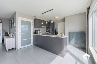 <p><strong>Penthouse met 2 terrassen en uniek uitzicht in hartje Roeselare!</strong></p>
<p>Ontdek dit aangename penthouse-appartement uit 2011, ideaal gelegen in het centrum van Roeselare. De absolute troef zijn de twee terrassen, waar u geniet van een uniek en open uitzicht over de stad.</p>
<p>De ruime en lichtrijke leefruimte vormt het hart van de woning. Dankzij de grote raampartijen geniet u van volop natuurlijk licht en een aangename woonbeleving. De twee terrassen bieden extra buitenruimte, ideaal om te genieten van de zon en het prachtige uitzicht. ☀️</p>
<p>De praktische indeling omvat een inkomhal, ruime leefruimte, functionele keuken, badkamer, 2 slaapkamers, berging en 2 aparte toiletten. De slaapkamers kunnen flexibel worden ingericht als slaap-, werk- of logeerkamer.</p>
<p>Dankzij de centrale ligging bevinden winkels, horeca en openbaar vervoer zich op korte afstand. &#128694;♂️&#128690;</p>
<p>Met een EPC-label B combineert dit penthouse comfort met energiezuinig wonen. &#127793;</p>
<p>⭐ <strong>Troeven</strong></p>
<ul><li>2 terrassen met uniek en open uitzicht</li><li>Centrale ligging in het centrum van Roeselare</li><li>Ruime en lichtrijke leefruimte</li><li>2 slaapkamers</li><li>Functionele badkamer</li><li>Berging</li><li>2 aparte toiletten</li><li>EPC-label B</li><li>Winkels, horeca en openbaar vervoer op korte afstand</li><li><strong>Mogelijkheid tot aankoop van een garage voor €35.000</strong></li></ul>
<p>Een unieke combinatie van ruimte, licht, buitenleven en een topligging in hartje Roeselare. De garage biedt bovendien extra comfort en een veilige parkeeroplossing in het centrum.</p>
<p>&#128222; <strong>Neem vandaag nog contact op met uw ERA-makelaar voor een bezoek!</strong></p>
<p><strong>JOUW DROOMAPPARTEMENT. ZO GEVONDEN!</strong></p>