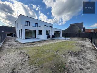 LIGGING:In de Guido Gezellestraat woon je in een rustige, residentiele buurt :• Het centrum van Ooigem is vlakbij voor jouw dagelijkse boodschappen...